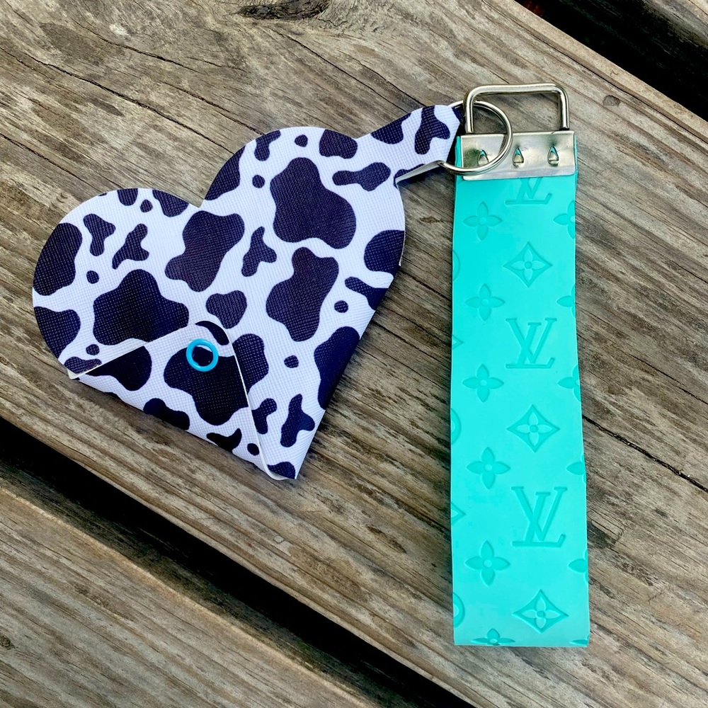 Keychain wristlet with heart coin
